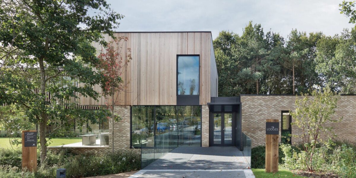 Houses that overlook a golf course - IQ Glass