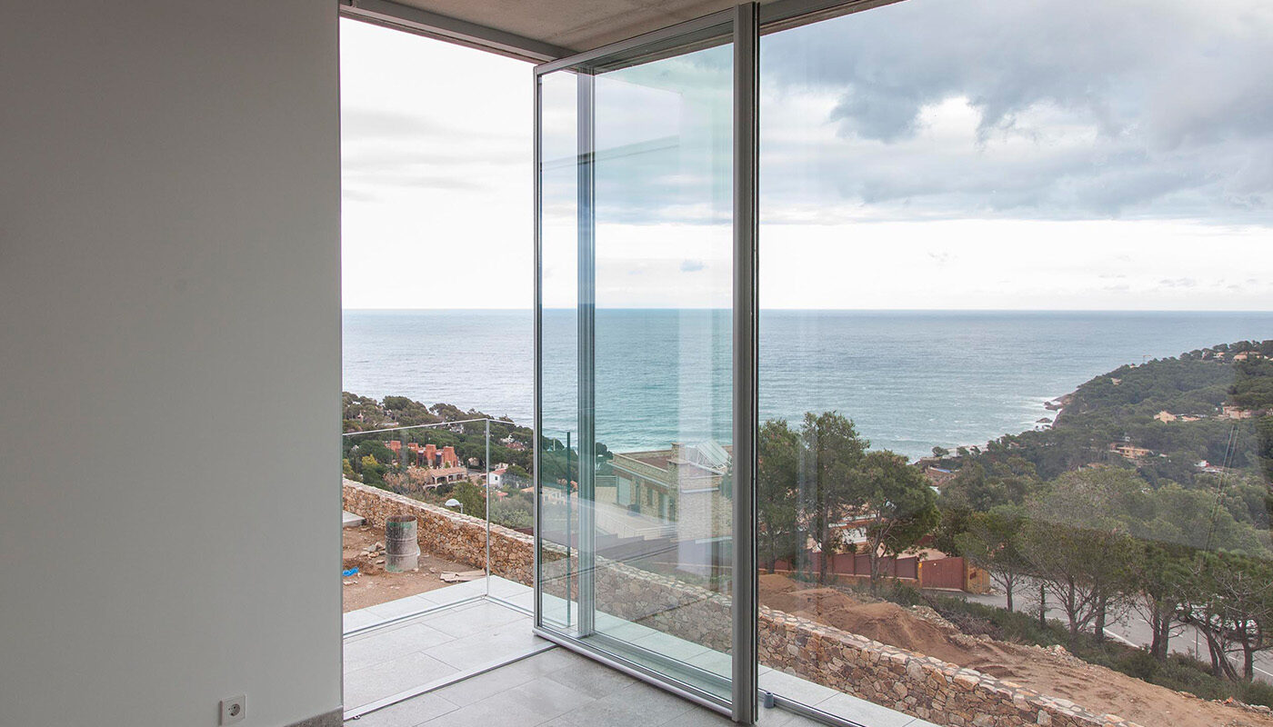Can you get sunburnt through glass? - IQ Glass