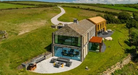 sustainable new build in Cornwall with bespoke glazing package