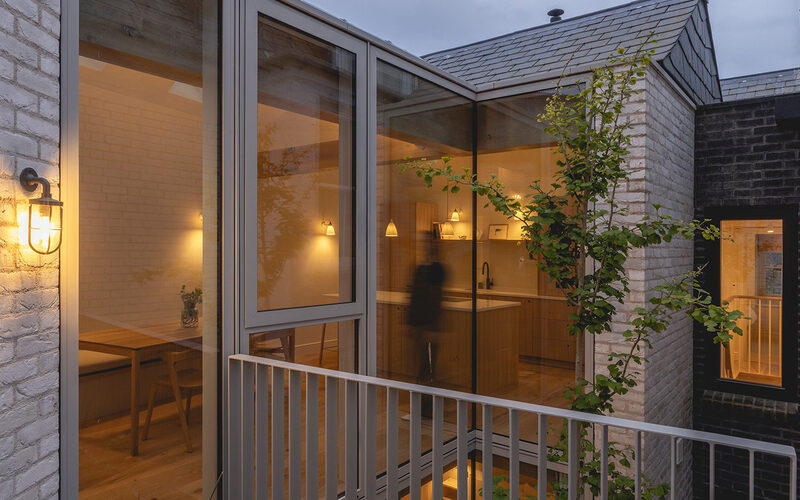 Glass-to-glass corner glazing in Padstow - Cross Street - IQ Glass