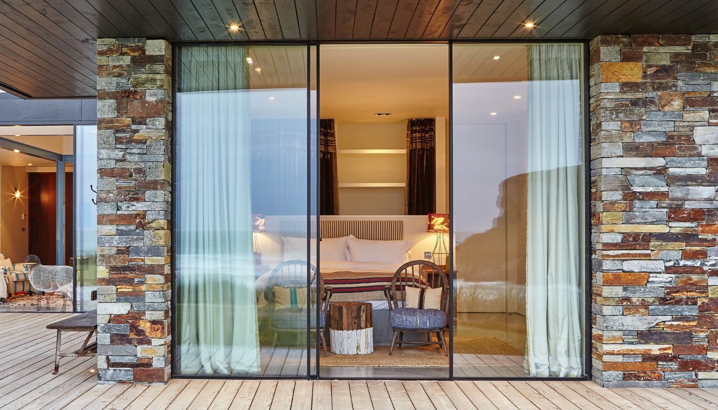 Houses that overlook a golf course - IQ Glass