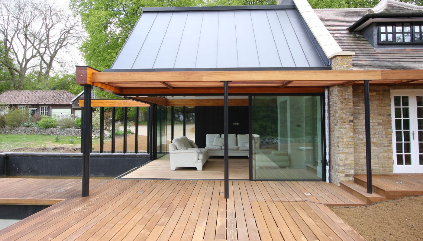 Houses that overlook a golf course - IQ Glass