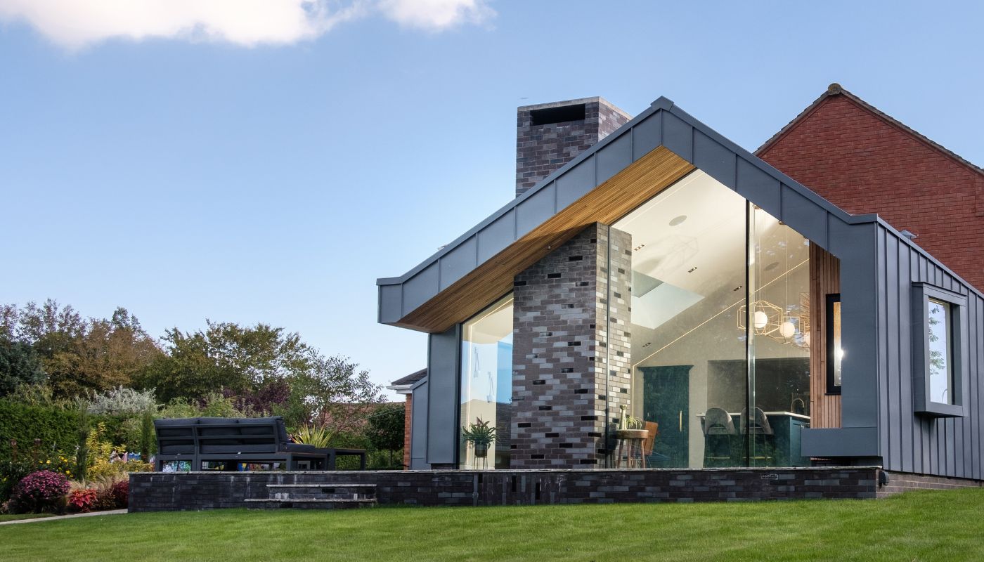 Houses that overlook a golf course - IQ Glass