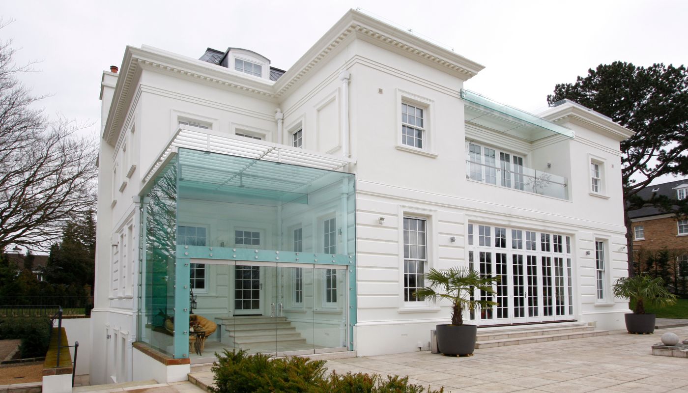 Houses that overlook a golf course - IQ Glass